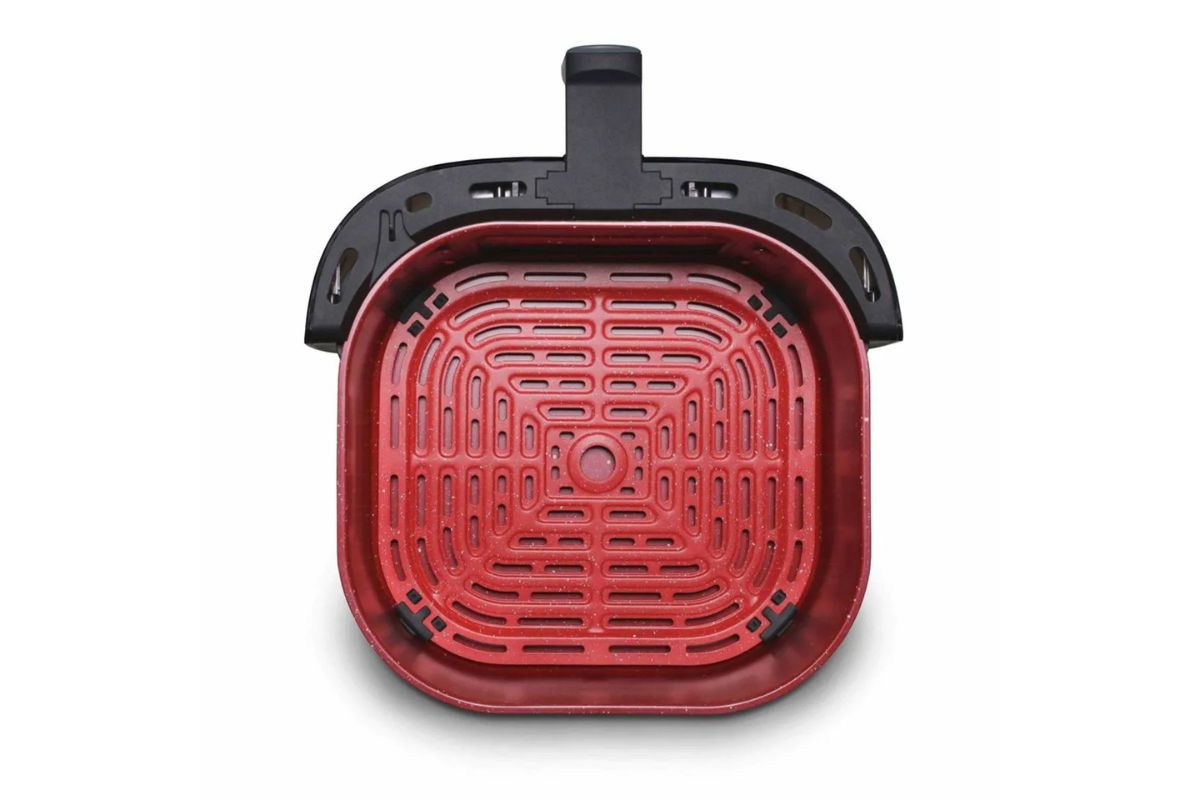 Cesto antiaderente removível na cor vermelha da Airfryer Ichef AllSpace Vision Max, destacando a tecnologia Even Crisp e a facilidade de limpeza.