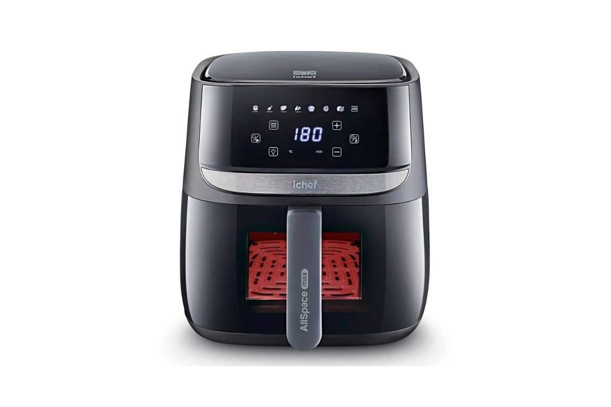 Air fryer iChef Allspace Max da Polishop na cor preta, com painel digital que exibe a temperatura '180' e cesta com interior vermelho visível através de uma pequena janela.